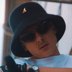 Poslechněte si interpreta DBN POISON, sledujte hudební videa, přečtěte si životopis, podívejte se na data turné a další informace.