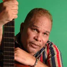聆聽 Luis Dias、觀看音樂影片、閱讀小傳、查看巡演日期等！