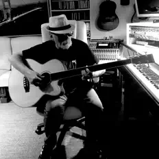 Escucha a Synthy Lights, mira videos musicales, lee su biografía, consulta las fechas de las gira y más.