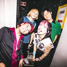 聆聽 ALLiCA、觀看音樂影片、閱讀小傳、查看巡演日期等！