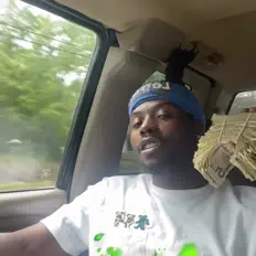 NAPPY Dを聴いたり、ミュージックビデオを鑑賞したり、経歴やツアー日程などを確認したりしましょう！