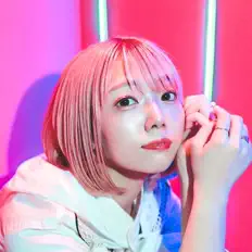 Poslechněte si interpreta Momona, sledujte hudební videa, přečtěte si životopis, podívejte se na data turné a další informace.