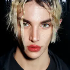 DOMI सुनें, म्यूज़िक वीडियो देखें, बायो पढ़ें, दौरे की तारीखें और बहुत कुछ देखें!