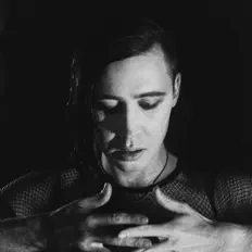 收听 T.O.L.D.、观看音乐视频、阅读小传、查看巡演日期等 ！