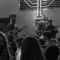 收听 Off Task、观看音乐视频、阅读小传、查看巡演日期等 ！