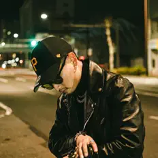 S Cartiを聴いたり、ミュージックビデオを鑑賞したり、経歴やツアー日程などを確認したりしましょう！