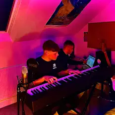 Escucha a S0ND3R, mira vídeos musicales, lee la biografía, consulta fechas de giras y mucho más.