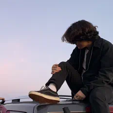 Ouça som, assista a videoclipes, leia a biografia, veja as datas das turnês e mais!