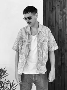 Doperob을(를) 듣고, 뮤직 비디오를 보고, 약력을 읽고, 투어 일정 등을 확인하세요!