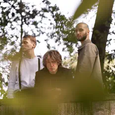 聆聽 Life In The Woods、觀看音樂影片、閱讀小傳、查看巡演日期等！