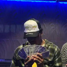 Dengarkan Heartless!, tonton video musik, baca bio, lihat tanggal tur & lainnya!