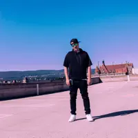 undefined을(를) 듣고, 뮤직 비디오를 보고, 약력을 읽고, 투어 일정 등을 확인하세요!