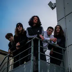 Poslechněte si interpreta WAT3RF4LL, sledujte hudební videa, přečtěte si životopis, podívejte se na data turné a další informace.