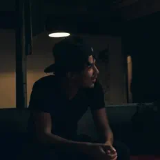 Oppyを聴いたり、ミュージックビデオを鑑賞したり、経歴やツアー日程などを確認したりしましょう！