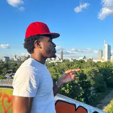 Poslechněte si interpreta 1Kj, sledujte hudební videa, přečtěte si životopis, podívejte se na data turné a další informace.