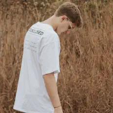 AKA Raryを聴いたり、ミュージックビデオを鑑賞したり、経歴やツアー日程などを確認したりしましょう！