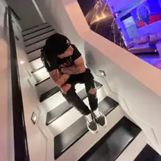 聆聽 chills!、觀看音樂影片、閱讀小傳、查看巡演日期等！