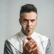 Poslechněte si interpreta Alessandro Alfonsi, sledujte hudební videa, přečtěte si životopis, podívejte se na data turné a další informace.