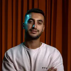 Hör dir Jonathan Darzi an, schau dir Musikvideos an, lies die Biografie, finde Tourdaten und mehr!