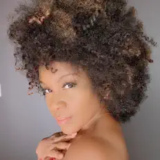 Precious Parisを聴いたり、ミュージックビデオを鑑賞したり、経歴やツアー日程などを確認したりしましょう！