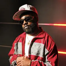 聆聽 Bakkend Dinero、觀看音樂影片、閱讀小傳、查看巡演日期等！