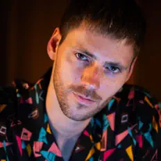 Escucha a Adrian Timms, mira videos musicales, lee su biografía, consulta las fechas de las gira y más.