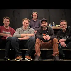 聆聽 Overlap、觀看音樂影片、閱讀小傳、查看巡演日期等！