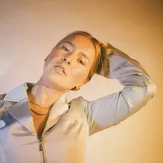 Ouve Koosje, vê vídeos de música, lê a biografia, vê as datas da digressão e muito mais!