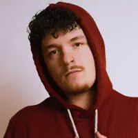 Poslechněte si interpreta undefined, sledujte hudební videa, přečtěte si životopis, podívejte se na data turné a další informace.