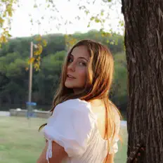 Kiersten MacDowell सुनें, म्यूज़िक वीडियो देखें, बायो पढ़ें, दौरे की तारीखें और बहुत कुछ देखें!