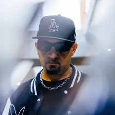 聆聽 Salam Wreck、觀看音樂影片、閱讀小傳、查看巡演日期等！