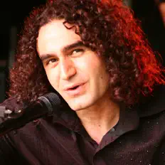 聆聽 Hakan Akay、觀看音樂影片、閱讀小傳、查看巡演日期等！