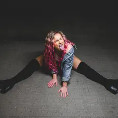 Escucha a Amy Jade, mira videos musicales, lee su biografía, consulta las fechas de las gira y más.