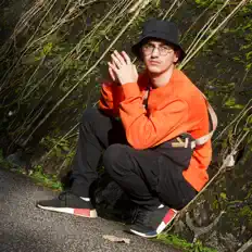 Poslechněte si interpreta Dear Ear,, sledujte hudební videa, přečtěte si životopis, podívejte se na data turné a další informace.