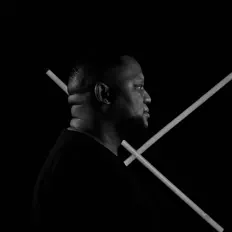 聆聽 Hitman On Set、觀看音樂影片、閱讀小傳、查看巡演日期等！