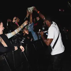 聆聽 A.NI、觀看音樂影片、閱讀小傳、查看巡演日期等！