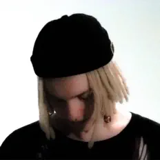 Poslechněte si interpreta MOSHITHUG, sledujte hudební videa, přečtěte si životopis, podívejte se na data turné a další informace.