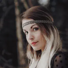 聆聽 EDEL、觀看音樂影片、閱讀小傳、查看巡演日期等！