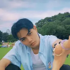 Poslechněte si interpreta HASELY, sledujte hudební videa, přečtěte si životopis, podívejte se na data turné a další informace.