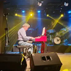 Escucha a Oscar Acevedo, mira videos musicales, lee su biografía, consulta las fechas de las gira y más.