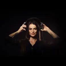 Poslechněte si interpreta Donna Bucks, sledujte hudební videa, přečtěte si životopis, podívejte se na data turné a další informace.