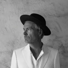 Ouve Mikkel Damgaard, vê vídeos de música, lê a biografia, vê as datas da digressão e muito mais!