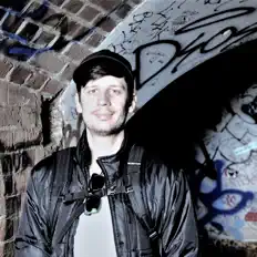 Poslechněte si interpreta ghost talk, sledujte hudební videa, přečtěte si životopis, podívejte se na data turné a další informace.