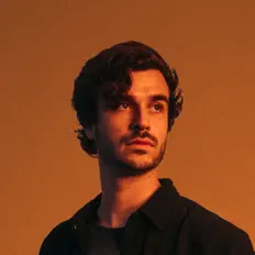Ouve YULA, vê vídeos de música, lê a biografia, vê as datas da digressão e muito mais!