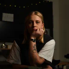 Naughty Aliceを聴いたり、ミュージックビデオを鑑賞したり、経歴やツアー日程などを確認したりしましょう！