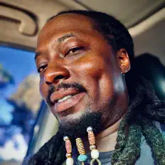 Hör dir V'Zion an, schau dir Musikvideos an, lies die Biografie, finde Tourdaten und mehr!