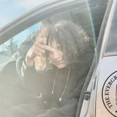 收听 Blocks、观看音乐视频、阅读小传、查看巡演日期等 ！