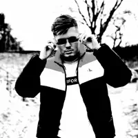 聆聽 undefined、觀看音樂影片、閱讀小傳、查看巡演日期等！