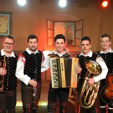 Escucha a Mladi Korenjaki Die jungen Helden, mira vídeos musicales, lee la biografía, consulta fechas de giras y mucho más.