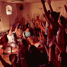 Mantra Lounge सुनें, म्यूज़िक वीडियो देखें, बायो पढ़ें, दौरे की तारीखें और बहुत कुछ देखें!